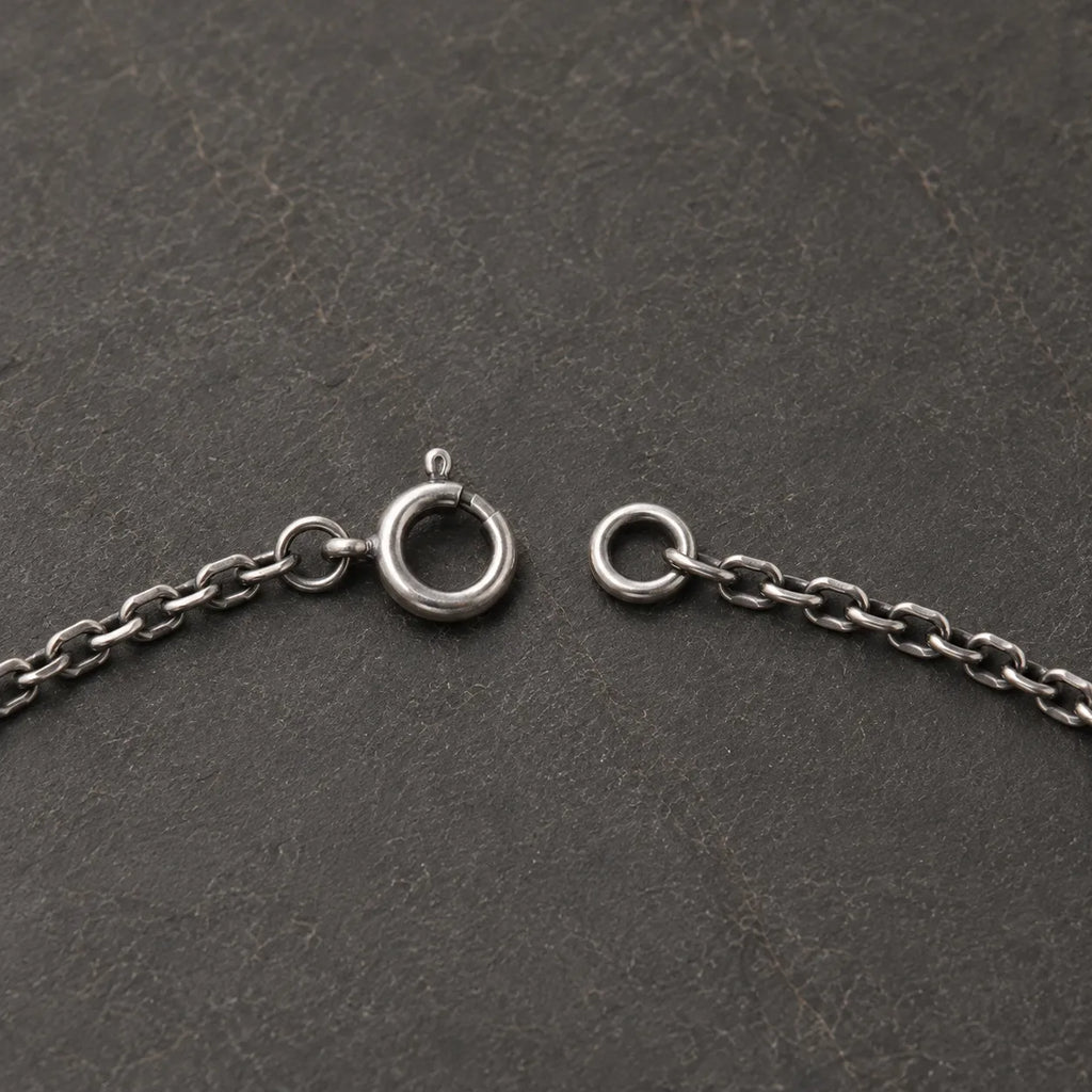detail.webp
Close-up of the round spring-ring clasp used on 1.5 mm and 2.0 mm silver chains