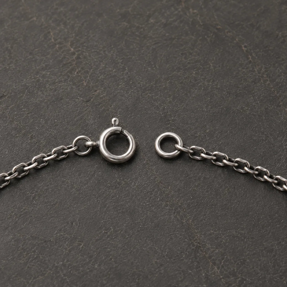 detail.webp
Close-up of the round spring-ring clasp used on 1.5 mm and 2.0 mm silver chains